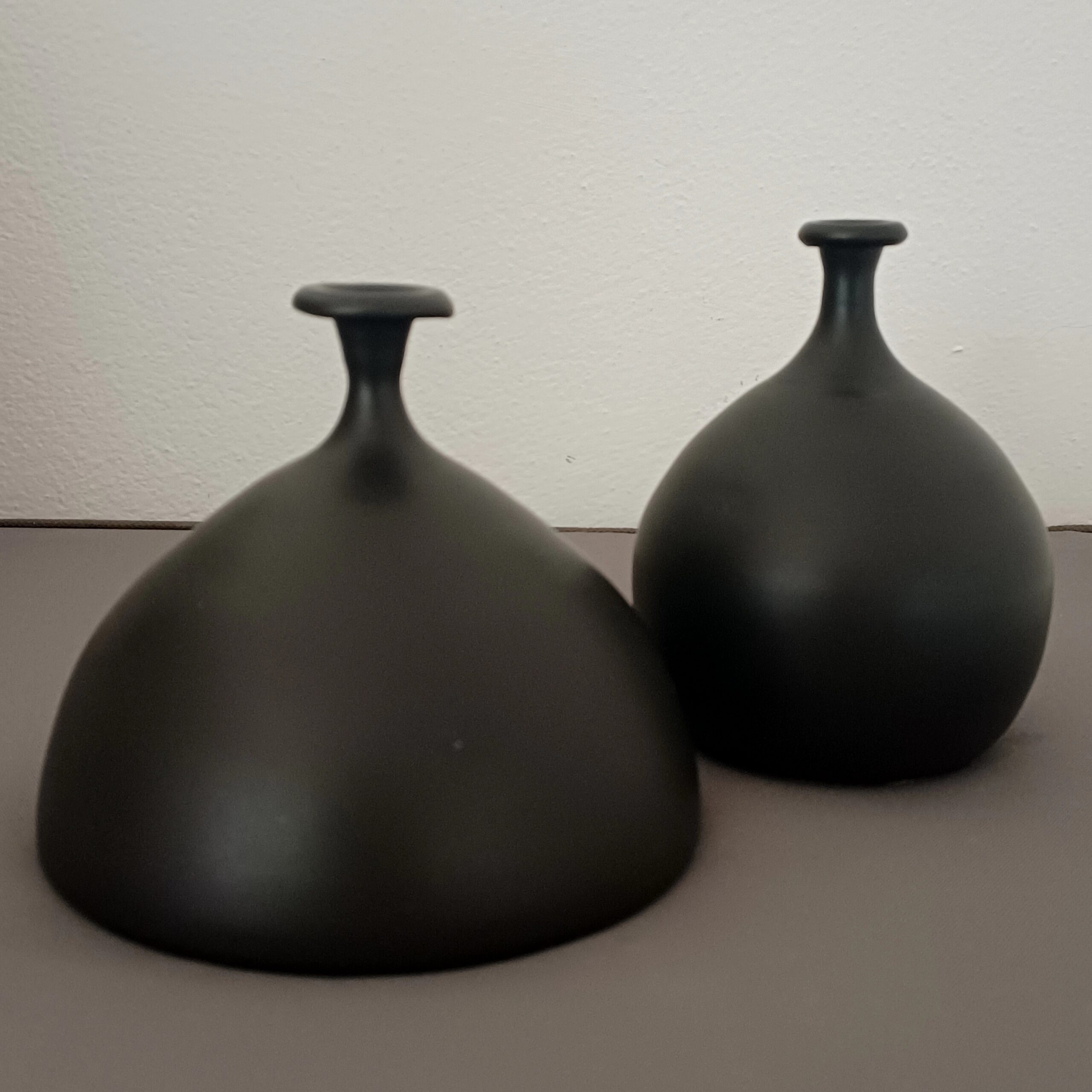 COPPIA VASI CERAMICA COLORE NERO FIRMATI C. FRAMMICHELE