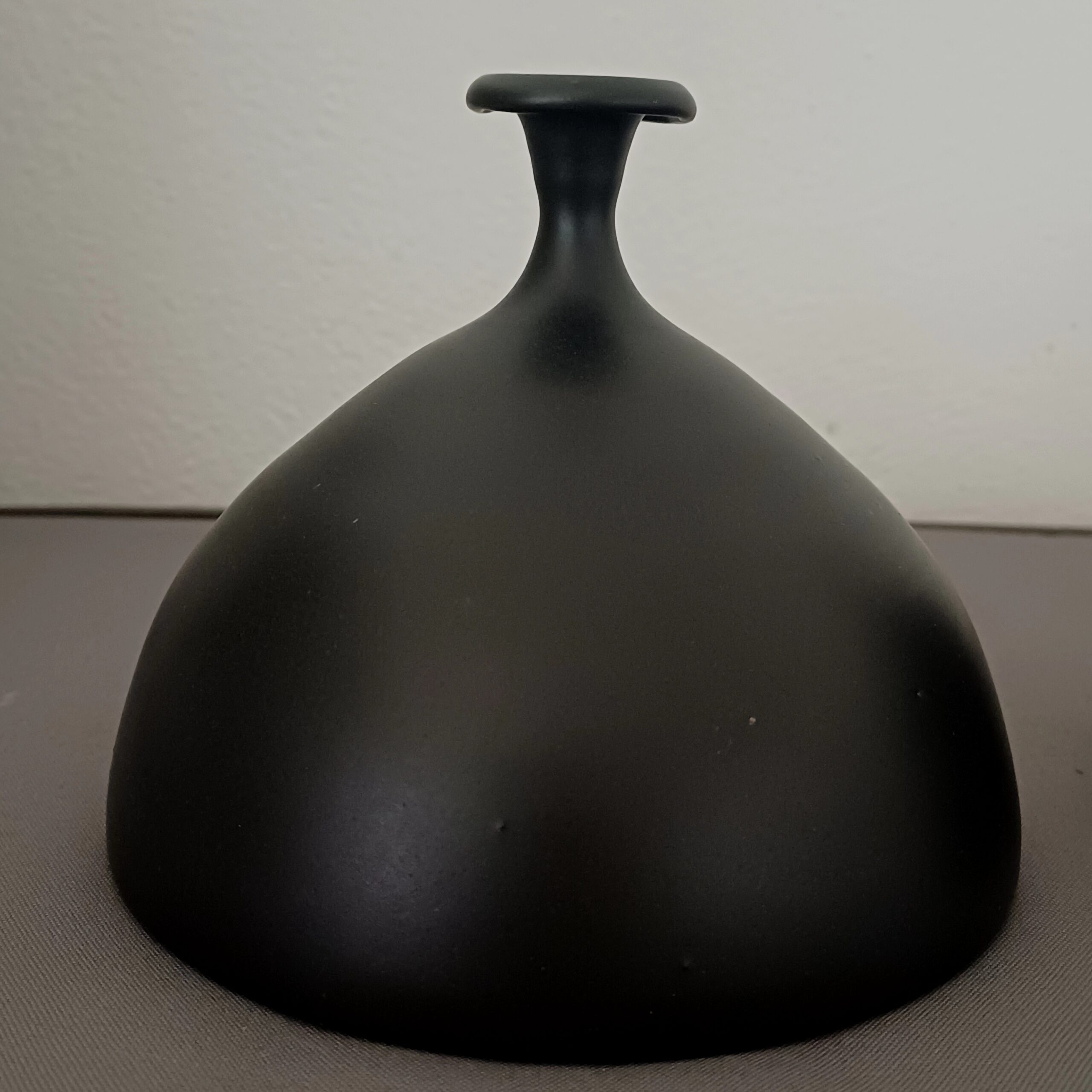 COPPIA VASI CERAMICA COLORE NERO FIRMATI C. FRAMMICHELE - immagine 2