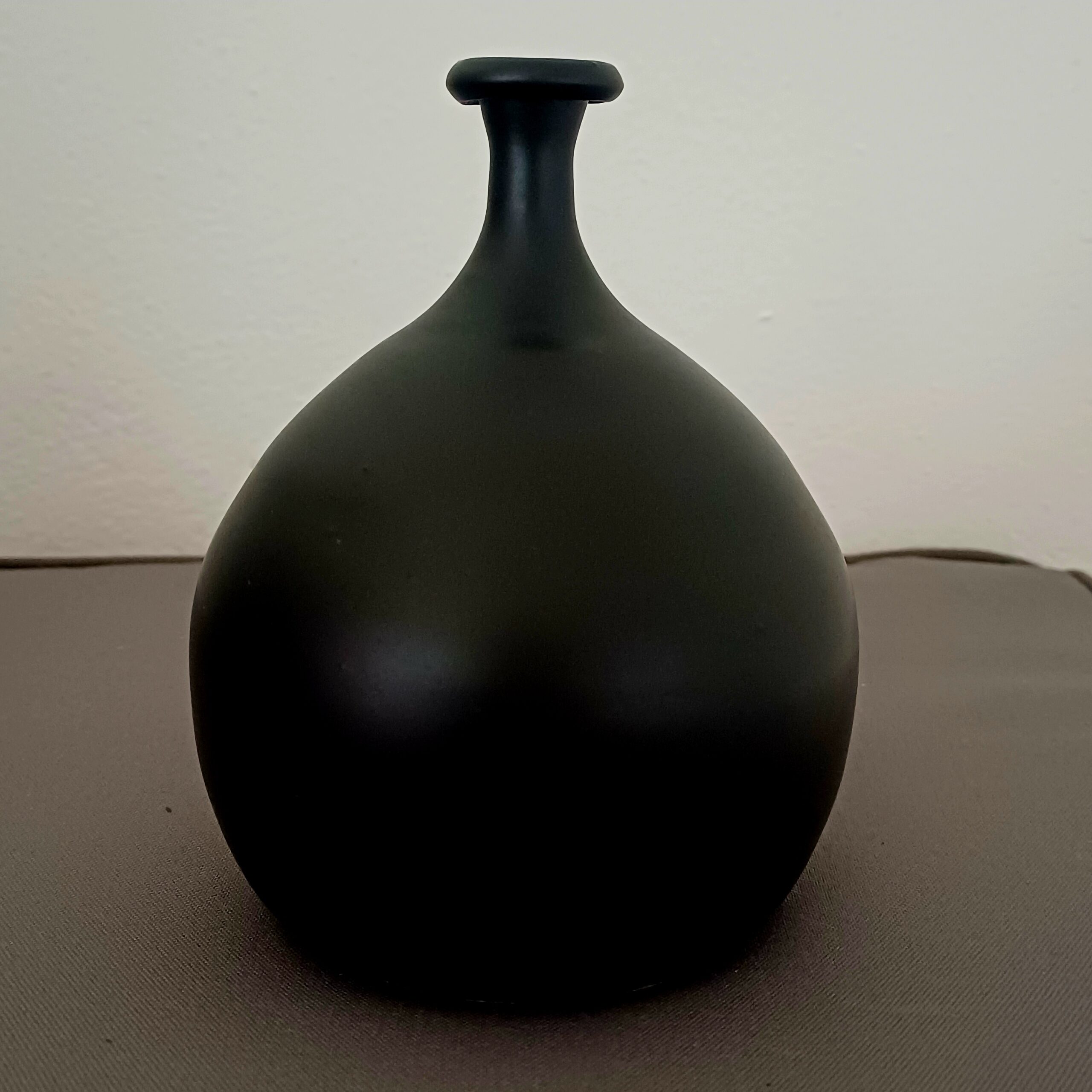 COPPIA VASI CERAMICA COLORE NERO FIRMATI C. FRAMMICHELE - immagine 3