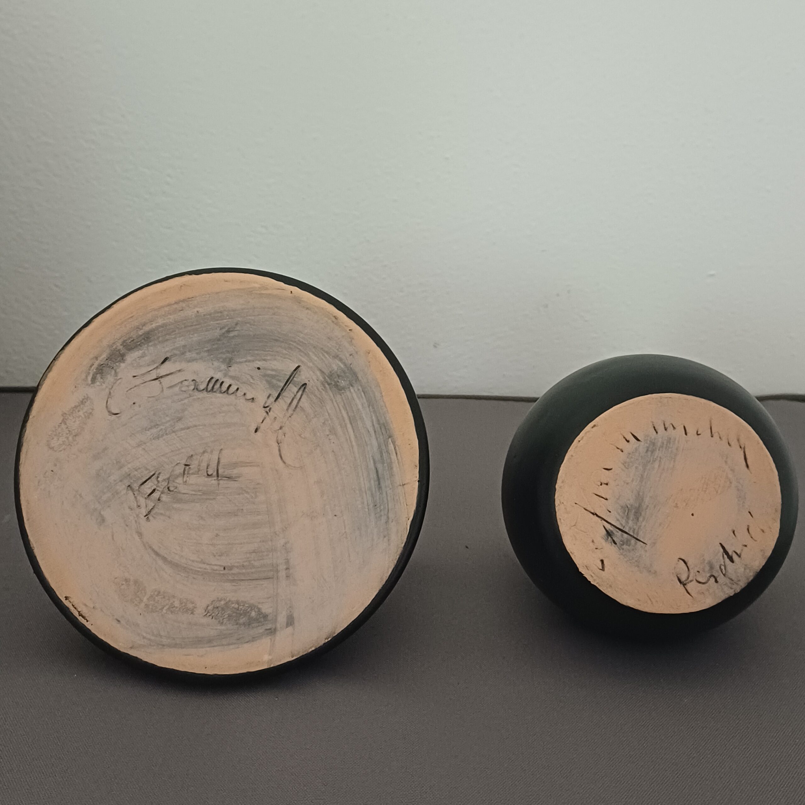 COPPIA VASI CERAMICA COLORE NERO FIRMATI C. FRAMMICHELE - immagine 5